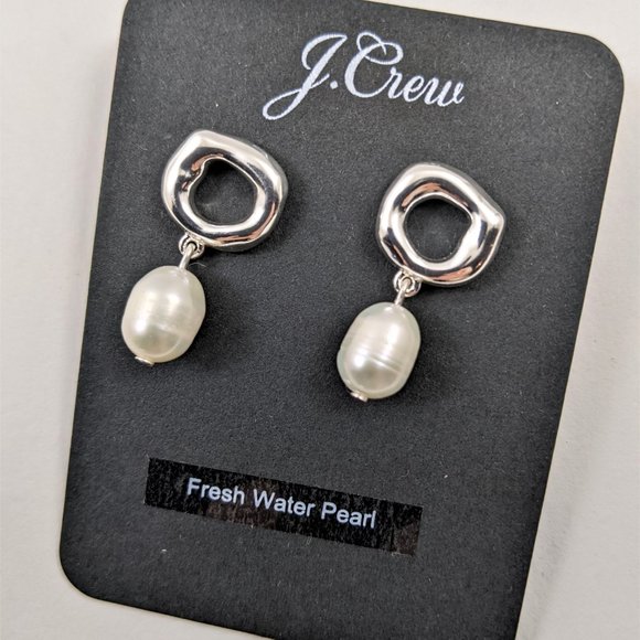 *NEW* J Crew Hammered Circle Pearl Earrings - Picture 2 of 5